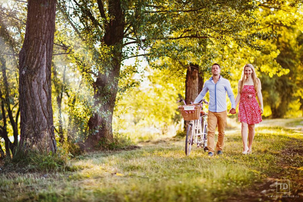 Předsvatební fotografie od fotografa Tomáše Drozda u řeky Ostravice