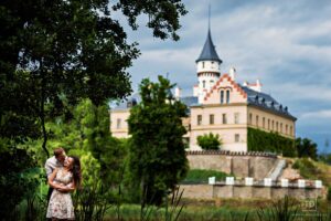 Předsvatební fotografie od fotografa Tomáše Drozda na zámku Raduň