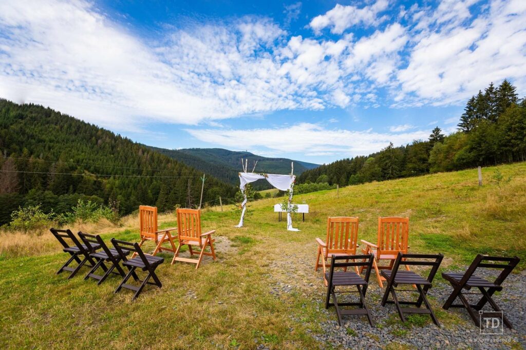 Svatební fotografie Anety a Jirky z boho svatby v Beskydech.