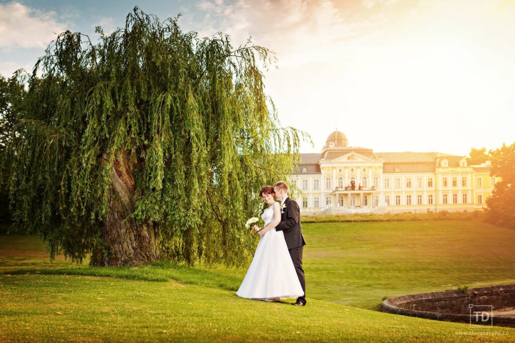 Svatební fotografie ženicha a nevěsty na zámku v Šilheřovicích od fotografa Tomáše Drozda