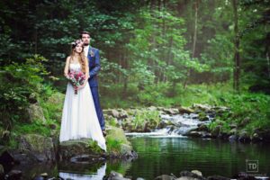 Svatební fotografie ženicha a nevěsty u řeky od fotografa Tomáše Drozda