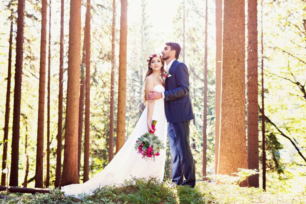 Svatební fotografie ženicha a nevěsty v lese od fotografa Tomáše Drozda