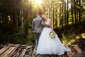Svatební fotografie ženicha a nevěsty v lese od fotografa Tomáše Drozda