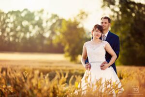 Svatební fotografie ženicha a nevěsty v obilí od fotografa Tomáše Drozda