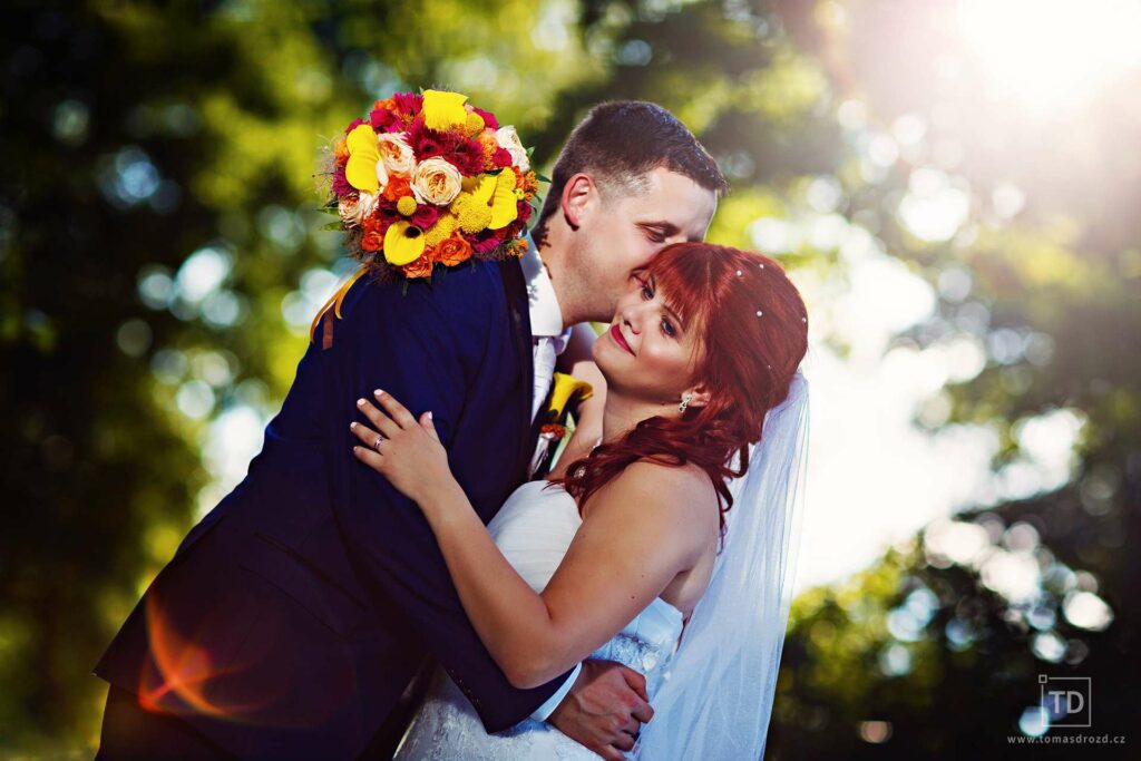 Svatební fotografie ženicha a nevěsty u vodníka Slámy od fotografa Tomáše Drozda
