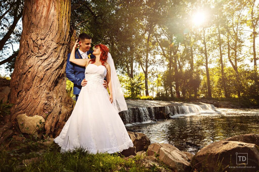 Svatební fotografie ženicha a nevěsty u vodníka Slámy od fotografa Tomáše Drozda