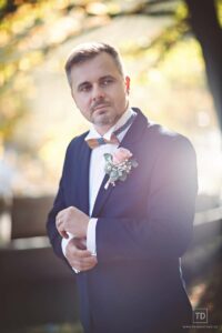 Svatební fotografie ženicha v protisvětle od fotografa Tomáše Drozda