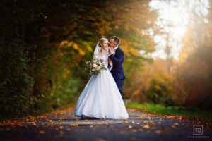 Svatební fotografie ženicha a nevěsty v parku Klimkovice od fotografa Tomáše Drozda