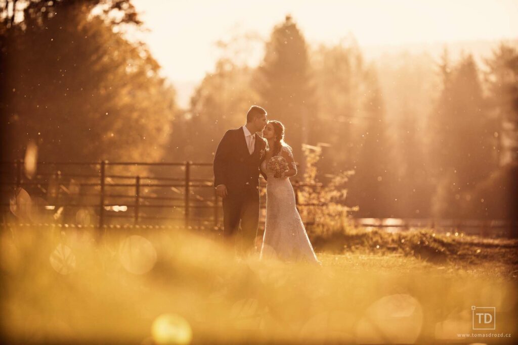 Svatební fotografie ženicha a nevěsty v protisvětle od fotografa Tomáše Drozda