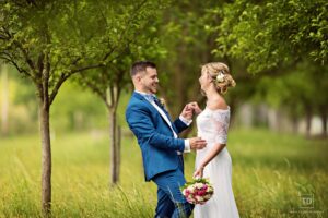 Svatební fotografie ženicha a nevěsty v sadu od fotografa Tomáše Drozda