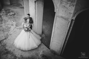 Svatební fotografie ženicha a nevěsty v zámecké restauraci Štáblovice od fotografa Tomáše Drozda