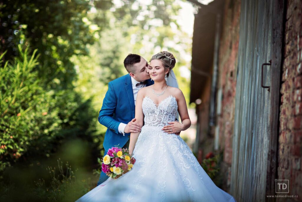 Svatební fotografie ženicha a nevěsty v zámecké restauraci Štáblovice od fotografa Tomáše Drozda