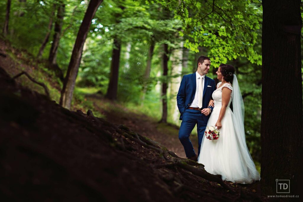 Svatební fotografie ženicha a nevěsty na Hukvaldech od fotografa Tomáše Drozda