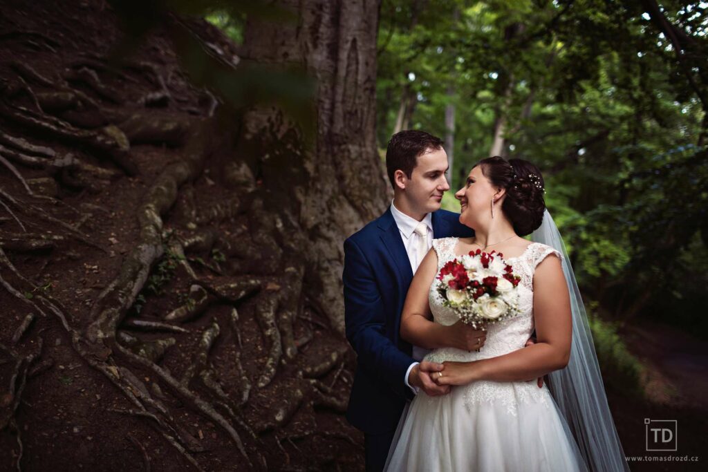 Svatební fotografie ženicha a nevěsty na Hukvaldech od fotografa Tomáše Drozda
