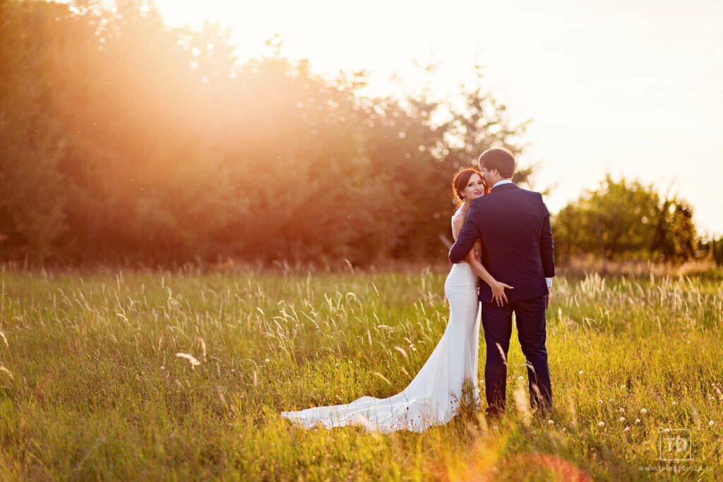 Svatební fotografie ženicha a nevěsty v protisvětle od fotografa Tomáše Drozda