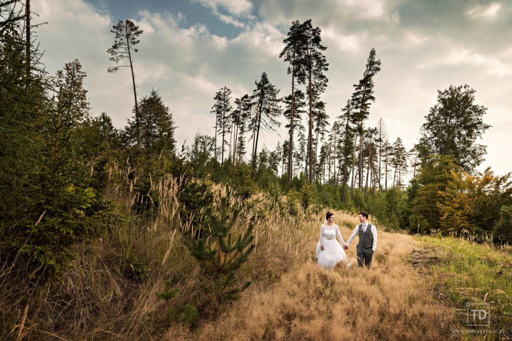 Svatební fotografie ženicha a nevěsty v areálu Setina od fotografa Tomáše Drozda