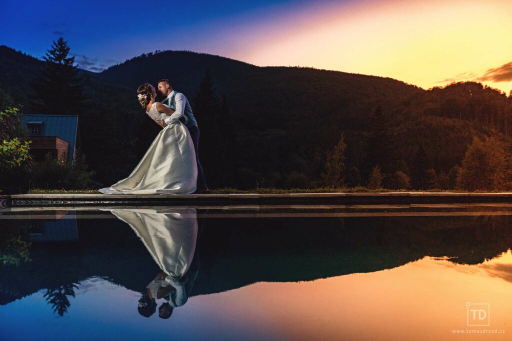 Noční svatební fotografie ženicha a nevěsty v hotelu U Holubů od fotografa Tomáše Drozda