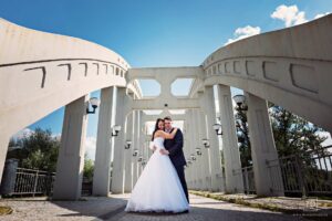 Svatební fotografie ženicha a nevěsty na mostě v Karviné od fotografa Tomáše Drozda