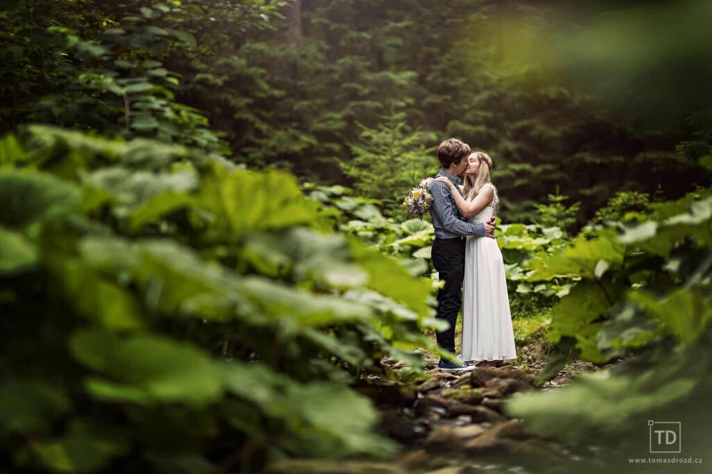 Svatební fotografie ženicha a nevěsty v lese od fotografa Tomáše Drozda