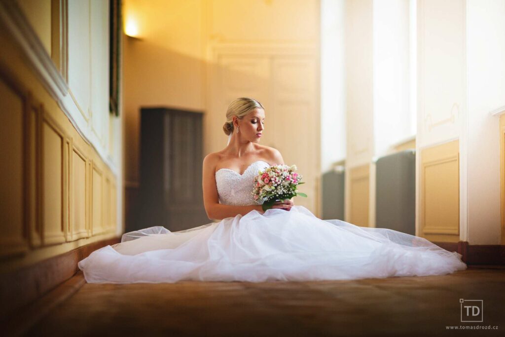 Svatební fotografie ženicha a nevěsty na zámku v Šilheřovicích od fotografa Tomáše Drozda
