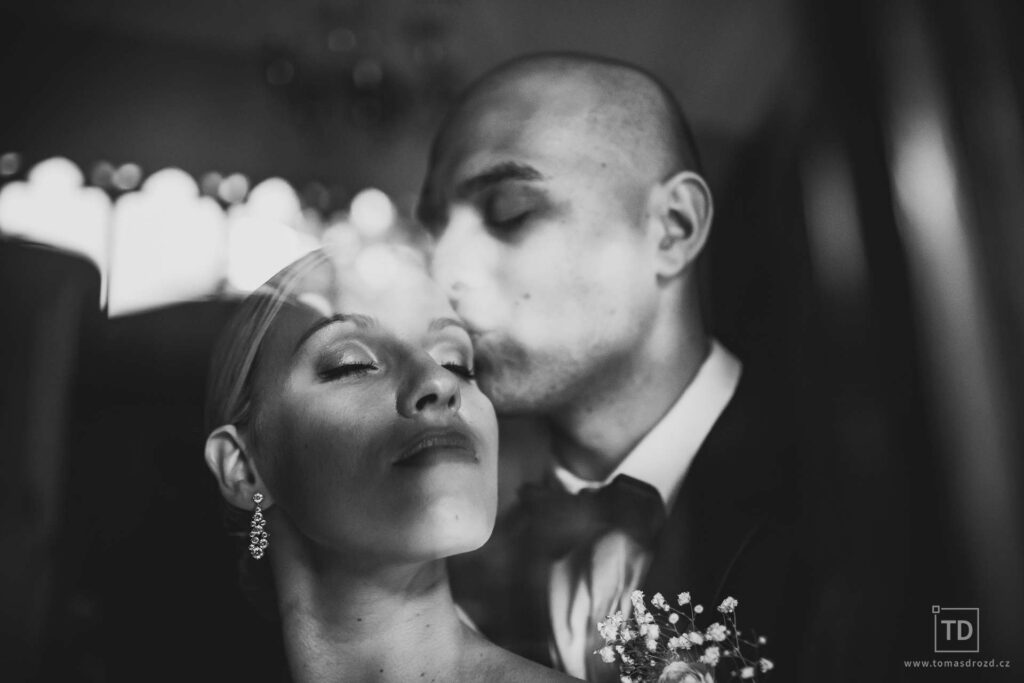 Svatební fotografie ženicha a nevěsty na zámku v Šilheřovicích od fotografa Tomáše Drozda