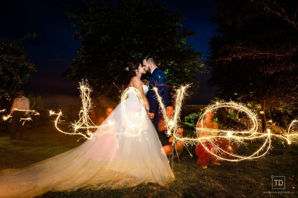 Noční svatební fotografie ženicha a nevěsty v hotelu Palfrig od fotografa Tomáše Drozda