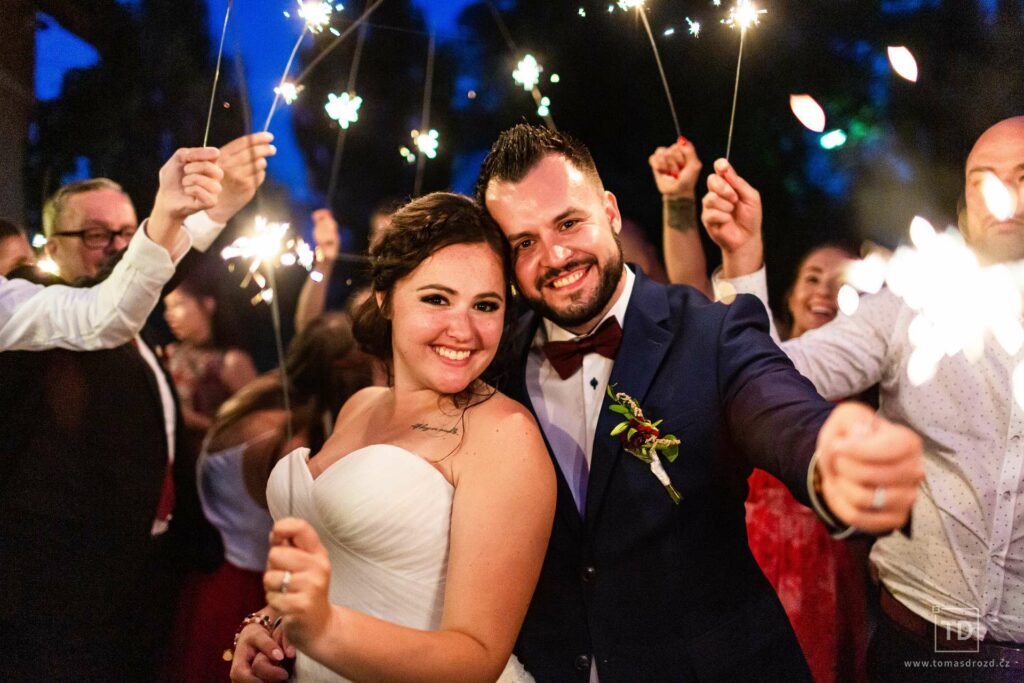 Noční svatební fotografie ženicha a nevěsty v hotelu Palfrig od fotografa Tomáše Drozda