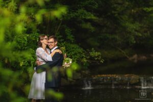 Svatební fotografie u splavu od fotografa Tomáše Drozda