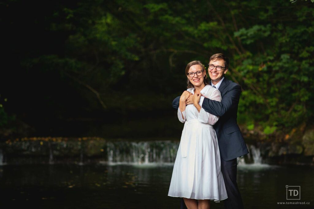 Svatební fotografie u splavu od fotografa Tomáše Drozda