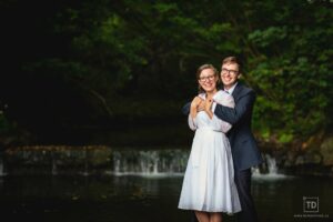 Svatební fotografie u splavu od fotografa Tomáše Drozda