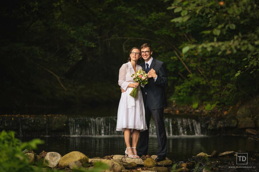 Svatební fotografie u splavu od fotografa Tomáše Drozda