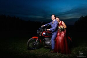 Noční svatební fotografie ženicha a nevěsty od fotografa Tomáše Drozda