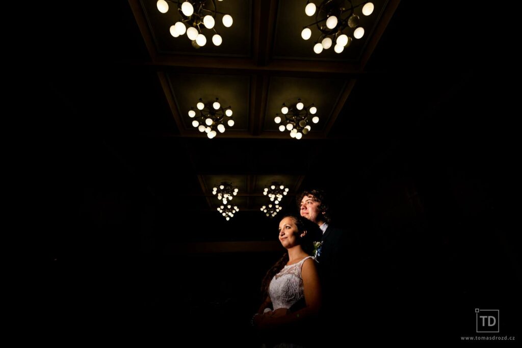 Svatební fotografie od fotografa Tomáše Drozda v dělnickém domě Studénka