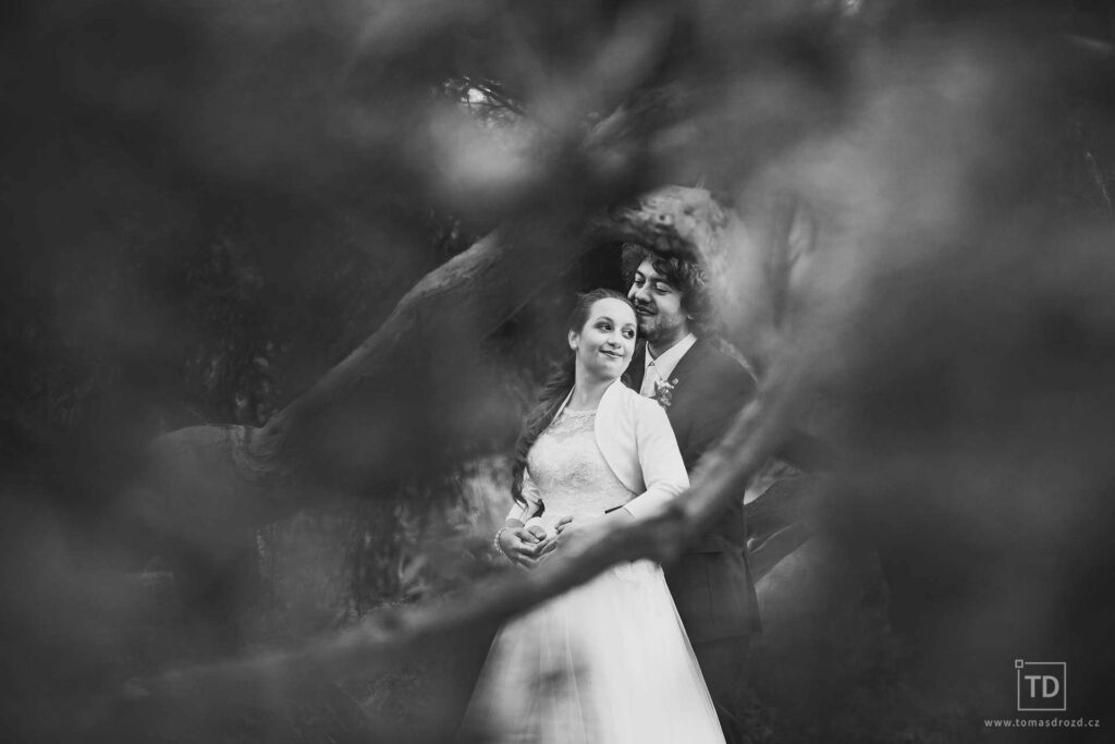 Svatební fotografie od fotografa Tomáše Drozda v zámeckém parku Studénka
